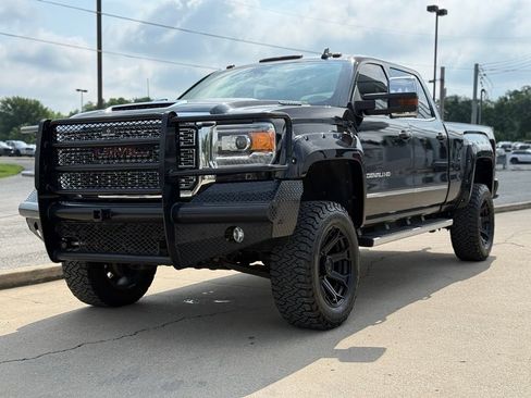 Used 2018 GMC Sierra 2500 Denali w/ Duramax Plus Package AWD/4WD image 2