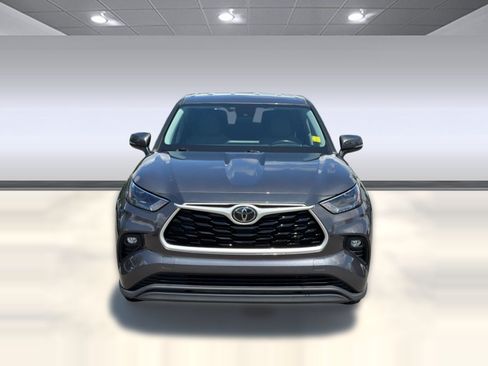 Used 2022 Toyota Highlander LE FWD image 6