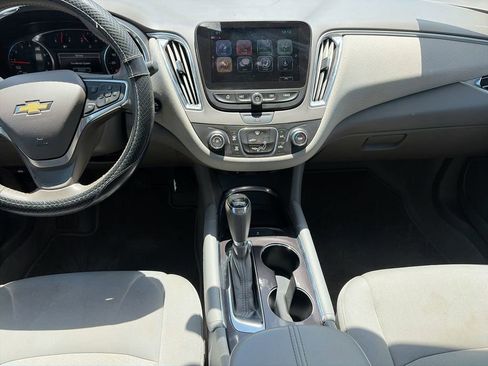 Used 2017 Chevrolet Malibu LT FWD image 11