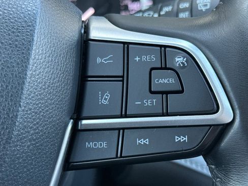 Used 2023 Toyota Highlander XLE AWD/4WD image 28