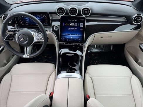 Used 2025 Mercedes-Benz GLC 300 image 10