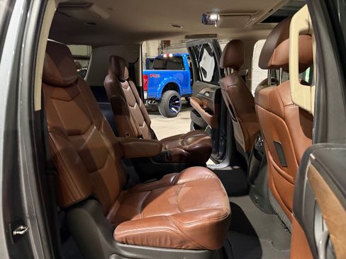 Used 2019 Cadillac Escalade ESV Premium Luxury RWD image 22