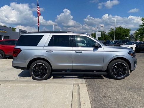 Used 2023 Ford Expedition Limited AWD/4WD image 2