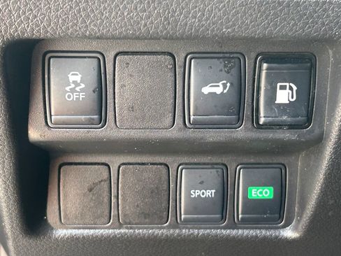 Used 2018 Nissan Rogue SV FWD image 25