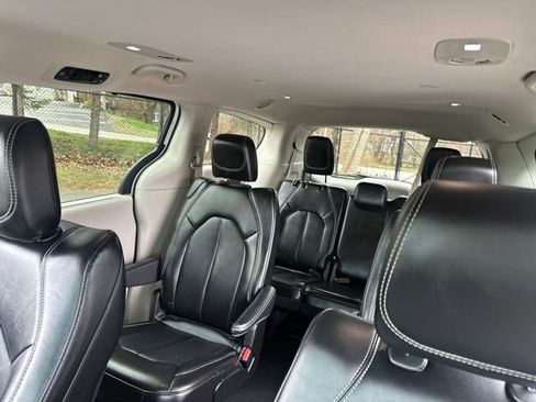 Used 2024 Chrysler Pacifica Touring-L image 30