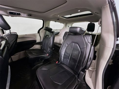 Used 2018 Chrysler Pacifica Limited image 25