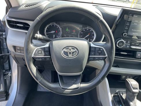 Used 2022 Toyota Highlander XLE AWD/4WD image 16