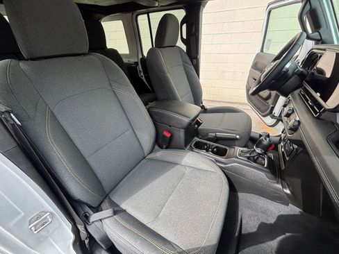 Used 2025 Jeep Wrangler Sahara image 36