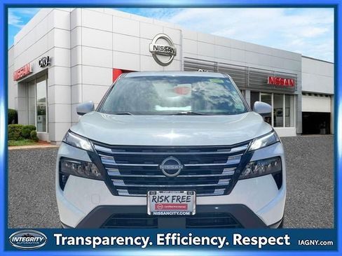Used 2024 Nissan Rogue SV AWD/4WD image 2