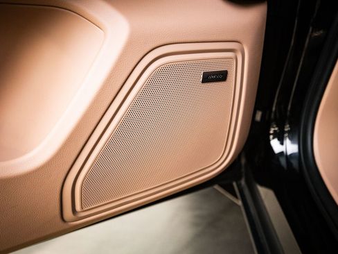 Certified 2025 Porsche Macan AWD/4WD image 21