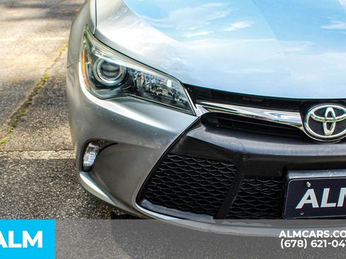 Used 2015 Toyota Camry SE w/ Moonroof Package FWD image 10