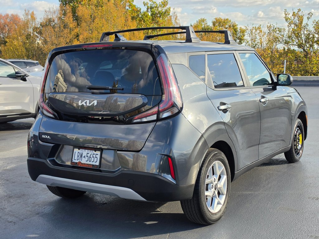 Certified 2023 Kia Soul LX w/ LX Technology Package FWD image 3
