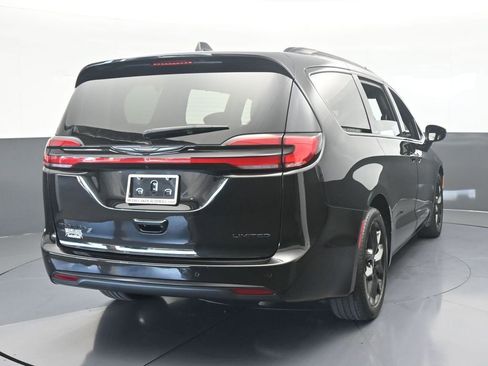 Used 2023 Chrysler Pacifica Limited w/ S Appearance Package image 5
