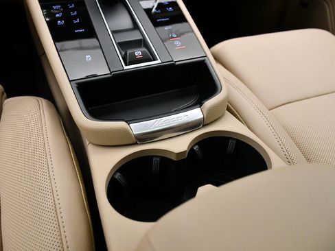 Certified 2025 Porsche Macan image 33