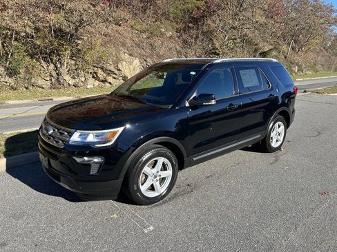 Used 2018 Ford Explorer XLT w/ Equipment Group 201A image 2