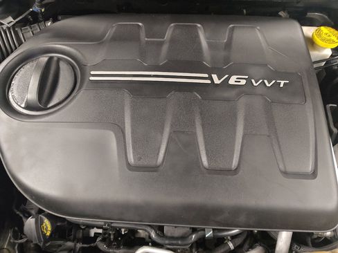Used 2019 Jeep Cherokee Latitude Plus w/ Comfort/Convenience Group FWD image 30