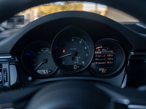 Certified 2025 Porsche Macan image 9