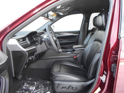 Certified 2024 Jeep Grand Cherokee Limited w/ Black Appearance Package image 6