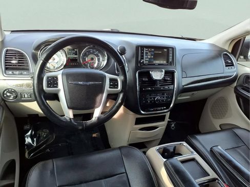 Used 2015 Chrysler Town & Country Touring-L w/ Driver Convenience Group FWD image 5