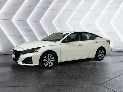 Used 2024 Nissan Altima 2.5 S FWD image 3