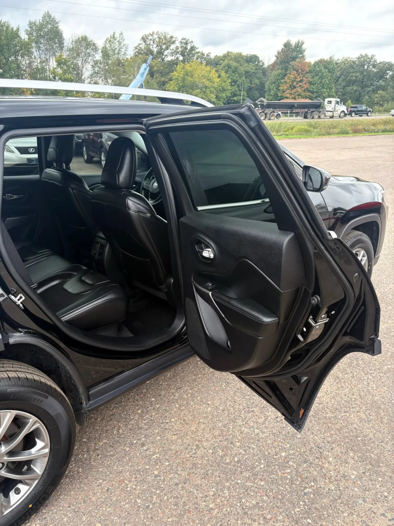 Used 2019 Jeep Cherokee Latitude Plus AWD/4WD image 35