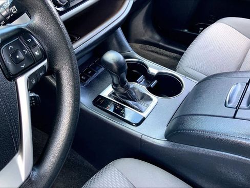 Used 2019 Toyota Highlander LE image 16