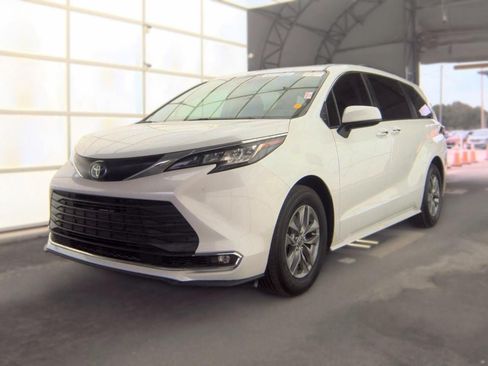 Used 2022 Toyota Sienna XLE w/ XLE Plus Package FWD image 6