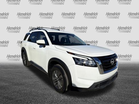 Used 2022 Nissan Pathfinder SV image 2
