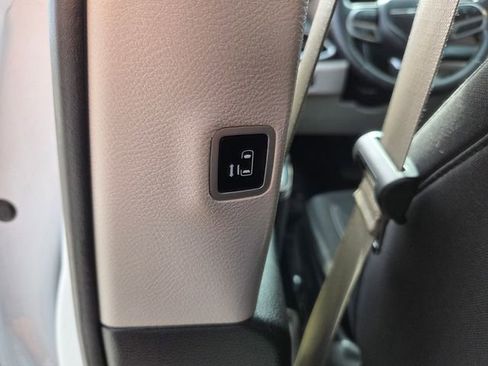 Used 2023 Chrysler Voyager LX FWD image 9