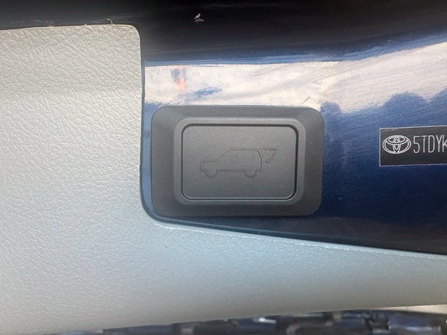 Used 2012 Toyota Highlander Limited w/ Tow Pkg FWD image 10