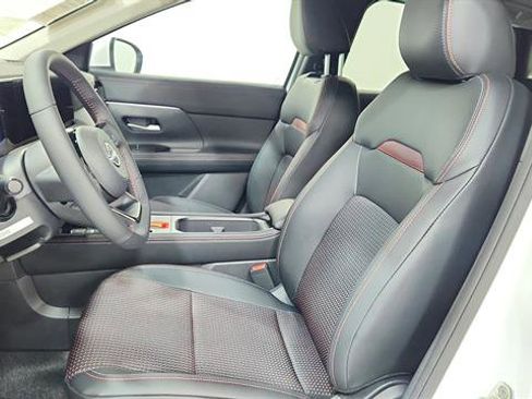 Certified 2025 Nissan Kicks SR image 11