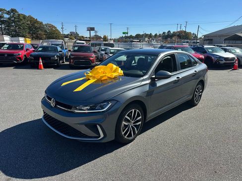 Used 2025 Volkswagen Jetta SE image 1