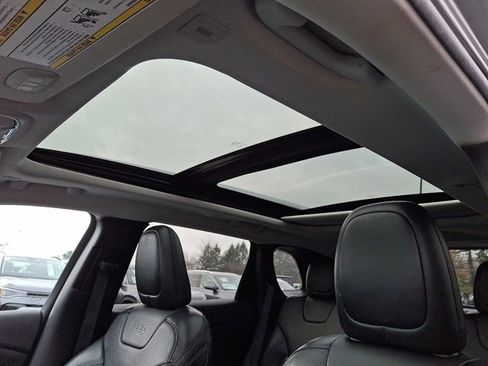 Certified 2019 Jeep Cherokee Limited w/ Luxury Group image 17