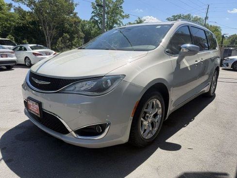 Used 2017 Chrysler Pacifica Limited w/ UConnect Theater Package FWD image 2