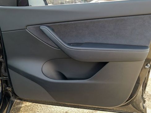 Used 2022 Tesla Model Y Long Range image 29