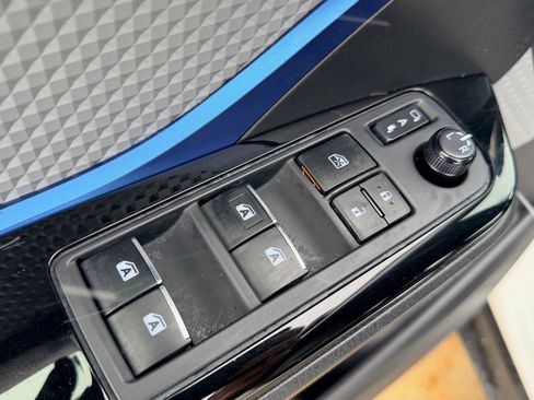 Used 2019 Toyota C-HR XLE image 11