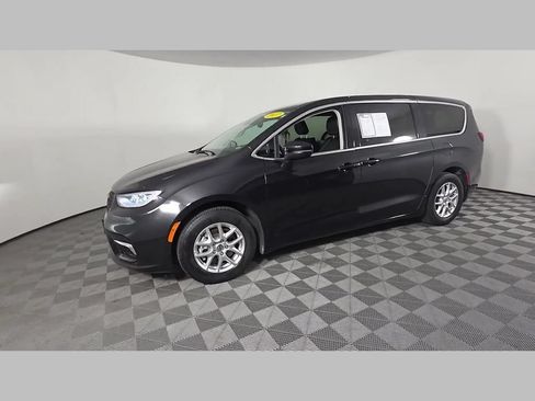 Used 2023 Chrysler Pacifica Touring-L FWD image 47