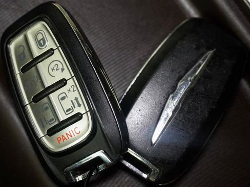 Used 2018 Chrysler Pacifica Touring-L image 30