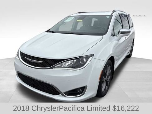 Used 2018 Chrysler Pacifica Limited w/ Tire & Wheel Group FWD image 4