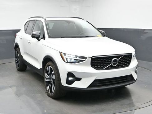 Used 2023 Volvo XC40 B5 Ultimate w/ Protection Package Premier AWD/4WD image 2
