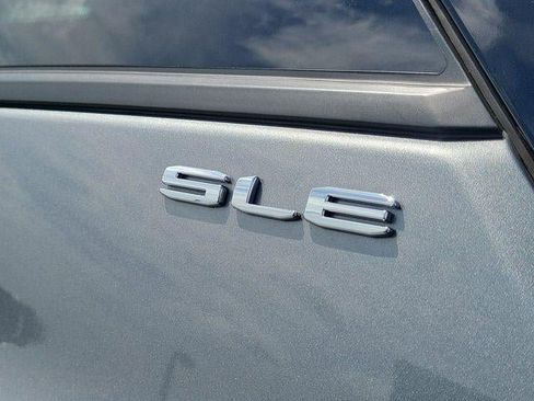 Used 2024 GMC Terrain SLE w/ Driver Convenience Package FWD image 9