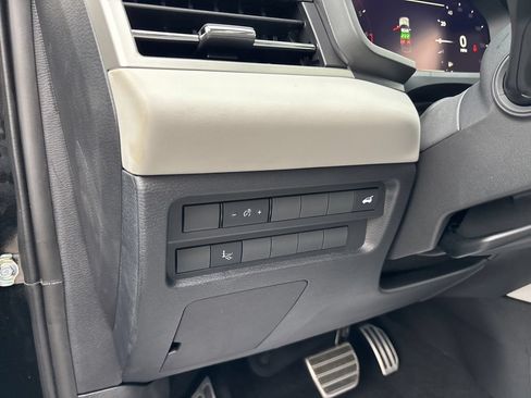 Used 2025 Mitsubishi Outlander AWD image 26