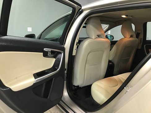 Used 2017 Volvo V60 T5 Platinum FWD image 18