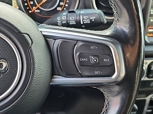 Used 2020 Jeep Wrangler Unlimited Sahara image 23