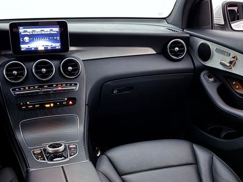 Used 2019 Mercedes-Benz GLC 300 4MATIC w/ Premium Package image 27
