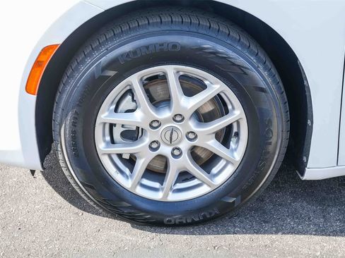 Used 2024 Chrysler Pacifica Touring-L image 9