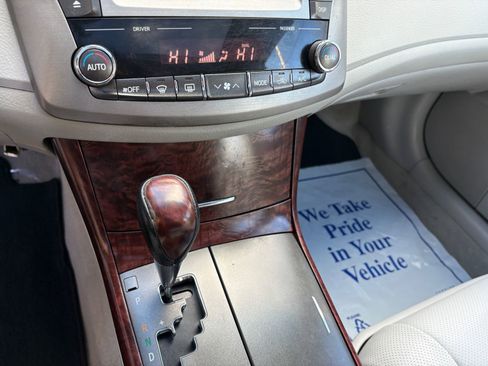 Used 2011 Toyota Avalon Limited image 29