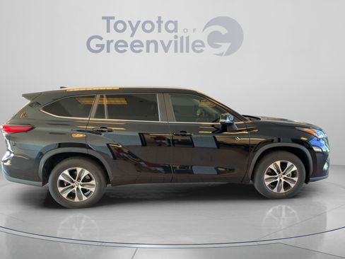 Used 2023 Toyota Highlander XLE FWD image 7