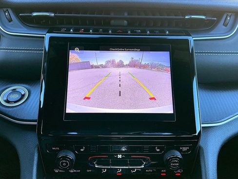 Used 2023 Jeep Grand Cherokee L Laredo image 12