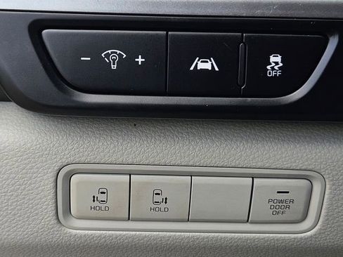 Used 2023 Kia Carnival LX image 31